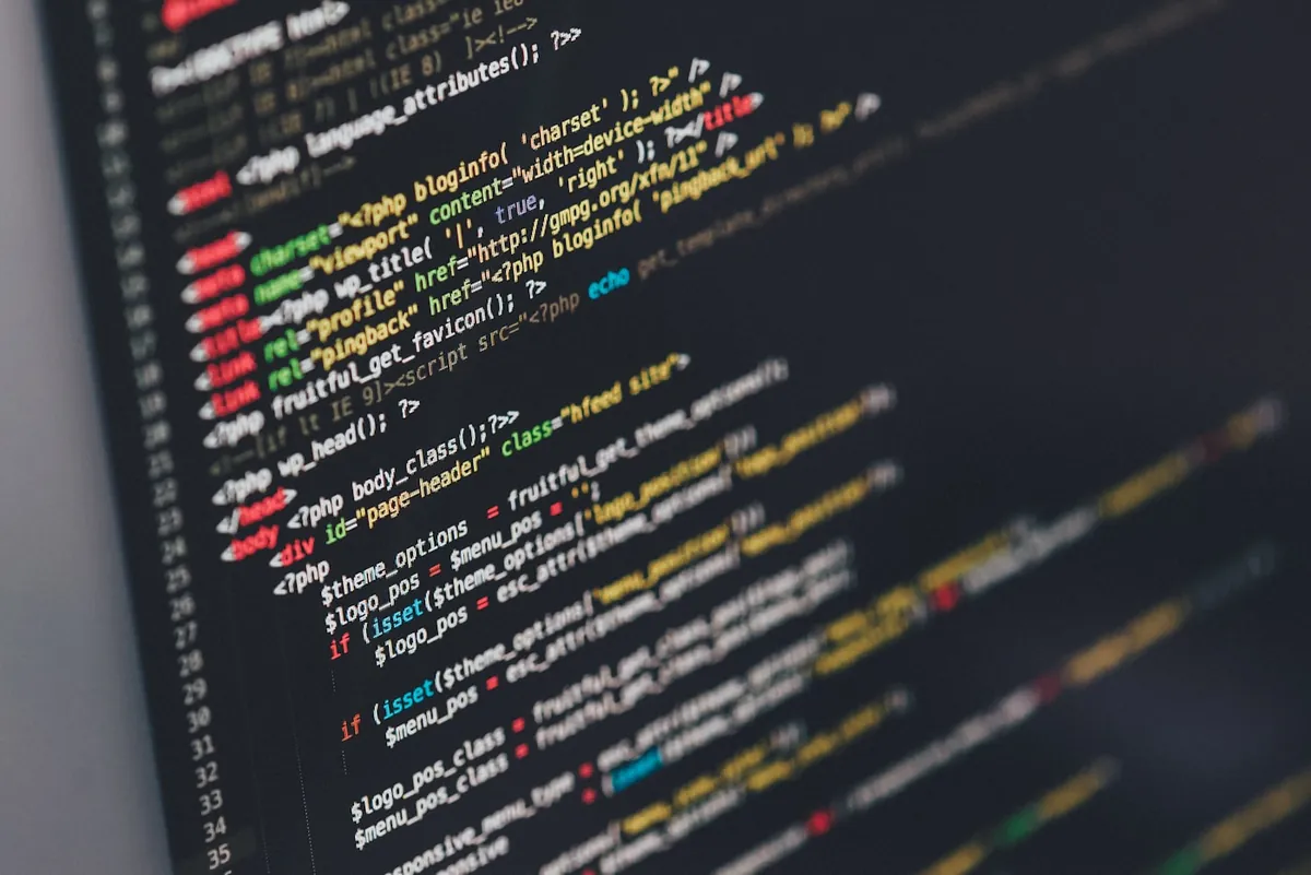 Código de una landing page premium en pantalla